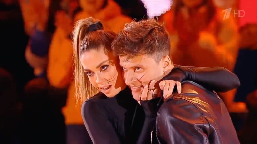 アレクサンドル・エンベルトのインスタグラム：「Наша седьмая программа на Ледниковом периоде🤩 ⠀ Огромное спасибо @averbukhofficial за наши программы, мне кажется, это всегда стопроцентное попадание! Хотя именно в этой программе, я ,честно говоря ,сомневался🤗 Не думал ,что у нас с @agataagata получатся такие милые и яркие котики🐈‍⬛ ⠀ Но в этом и прелесть проекта, что он открывает в тебе всё новые грани и заставляем двигаться вперед!💪 ⠀ Спасибо что смотрите и болеете за нас, это главная движущая сила нашего прогресса🤗💛 ⠀  Video by @1tv ⠀ #фигурноекатание #ледниковыйпериод」