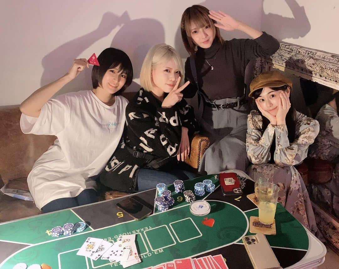 来栖うさこさんのインスタグラム写真 - (来栖うさこInstagram)「🃏  ポーカー会🃏❤️‍🔥  ◉ぽにょ皇子しゃん  ◉火将ロシエルしゃん  ◉くりえみしゃん  ポーカーやっぱり楽しいい🤤❤️‍🔥 写真はA.Kのハンドで負けたうさこ  #うさことポーカーするか  #来栖うさこ  #齧り付きたいお尻 #愛媛県産グラドル #グラドル #グラビア #ショートカット女子 #お尻 #model #cosplayer #ぽにょ皇子  #くりえみ #火将ロシエル」11月15日 23時43分 - kurusu_usako