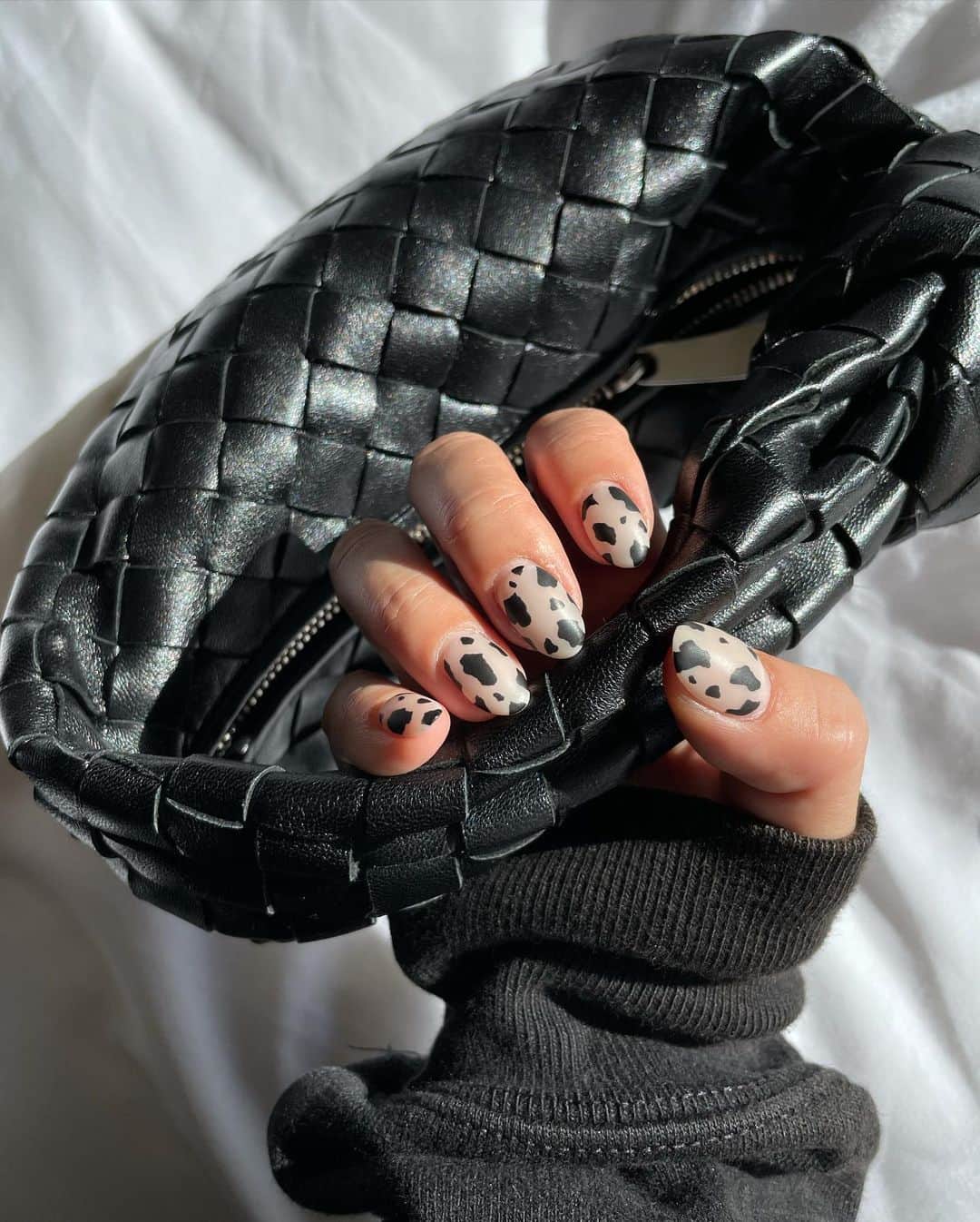 MARISのインスタグラム：「My girl @madebyasami came back to Japan from NY 🗽🇺🇸I already miss you! ❤️ She did my nails perfect 🐄✨ I think that she is the best nails designer and tattoo artist 😍Thank you @madebyasami see u in NY ✨ @madebyasami が日本にって事でネイルを丑年最後🐄柄にしてくれた💅普段ネイルはシンプル好きな私だけど　@madebyasami だけには柄を毎回やってもらいたいくらいセンスがすっごい良いから柄ってすごい違いが出るけど柄がかっわいくなるの‼︎Matt cowcow nails マットなのがまた可愛い🐄❤️ NYではすでにtattooは180人待ち‼︎✨さすが✨ 次いれるときは絶対あさみに入れてもらうと決めてる✌️頑張ってる友達が周りにいて最高💎✨ #nails #naildesign #ネイル #nailart #nailsofinstagram」