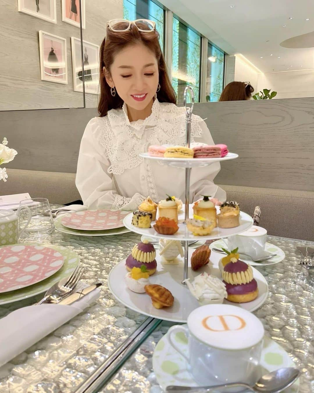 君島十和子さんのインスタグラム写真 - (君島十和子Instagram)「いつかの日曜日…  GINZA SIXにある　 『Cafe Dior  by Ladure'e』にて  プティフール(甘いお菓子)と セイボリー(塩🧂系のスナック)の バランスが良いアフタヌーンティー。 オリジナルのテーブルウェアで、 さらにDiorの世界観を楽しめます。  カフェ入り口付近には 多数のDiorテーブルコーディネート があって お茶を飲んだ後に、 ゆっくり見て楽しみました。  予約制。  #GINZA SIX #cafedior  #同居の義母が #たくさんのお惣菜を作って #私が盛り付け係🔰 #結婚当初 #蓮根のきんぴらを #1番手前にあったお皿に #慌てて盛り付け #Diorのカナージュ柄で #失笑😅 #君島十和子 #beautifullifestyle #beautyiconinJapan #formermodelandactress」11月15日 23時37分 - ftcbeauty.official