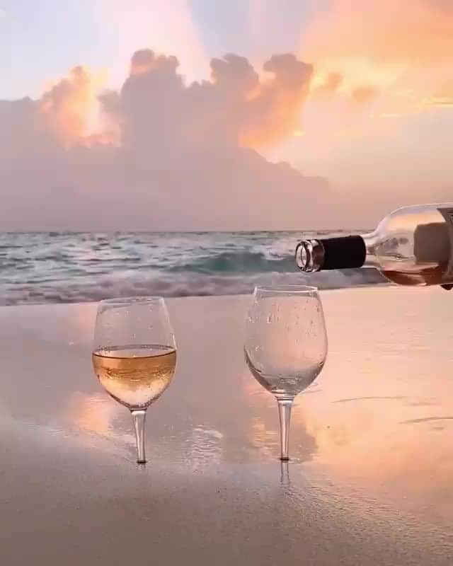 Crazy Roomsのインスタグラム：「Wine, waves, & a beautiful sunset in Maldives 🍷 Does it get any better than this? 🌊  Video by: @your_passport」