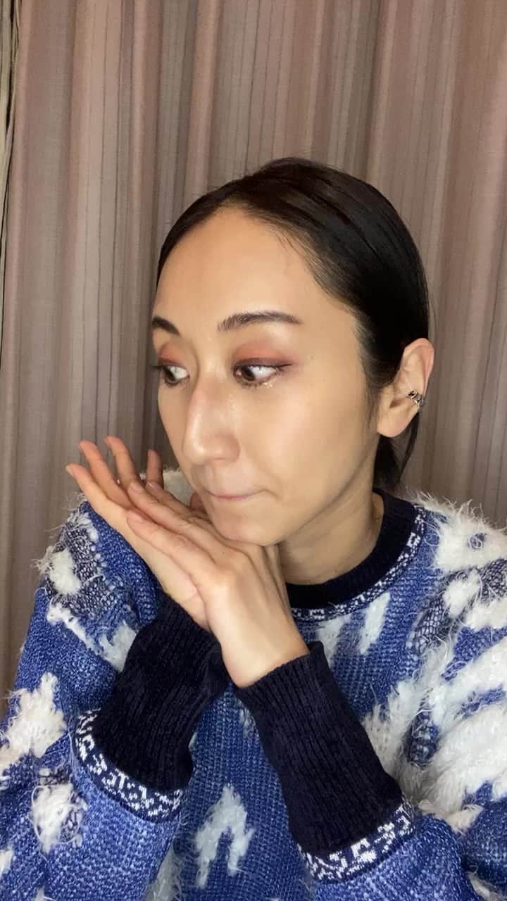 Ms.OOJAのインスタグラム：「今回アコギアレンジをしてくれたアッキーとコラボインスタライブ！ レコーディングの際にチューニングを変えたことや、布袋さんの話をしました😊  鐘が鳴るAcoustic ver.でさらにこの曲の魅力を感じてください😆  #msooja #布袋寅泰 #鐘が鳴る　#黒田晃年」