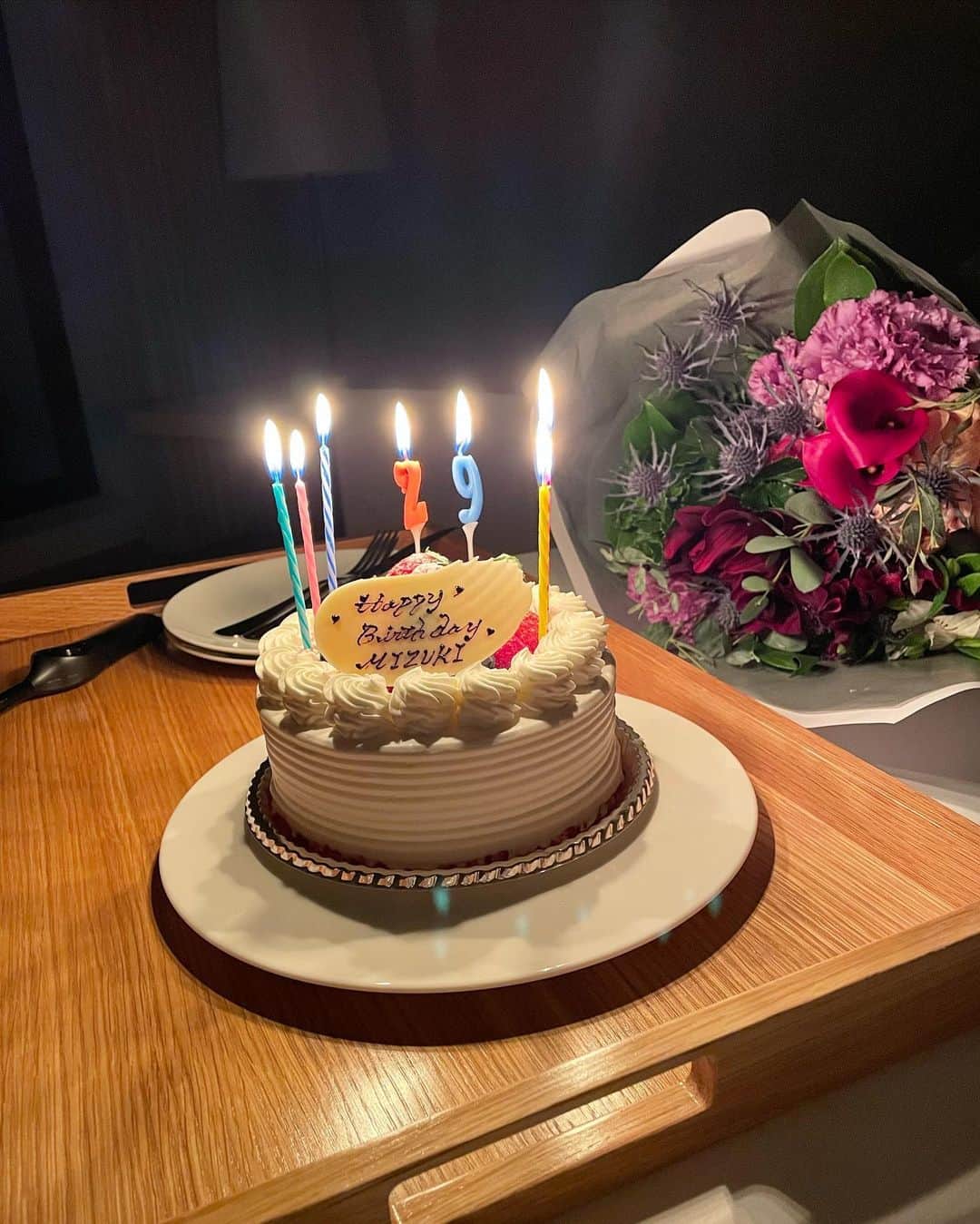 西川瑞希（みずきてぃ）さんのインスタグラム写真 - (西川瑞希（みずきてぃ）Instagram)「お誕生日を迎え29歳になりました🎂  20代。いろんな経験をしたなぁ。 いろんなことを感じて、想って、 素晴らしい毎日を過ごせました。  20代最後。 また新しい自分に出会えるかな☺︎  今日からの新しいスタート。 大好きな人、大切な人たちを 幸せにできるように 日々丁寧に過ごしたいと思います。  関わる全ての人に 心からありがとうございます🌹  #mybirthday #29th #happybirthday」11月16日 0時25分 - mizuki_nishikawa_
