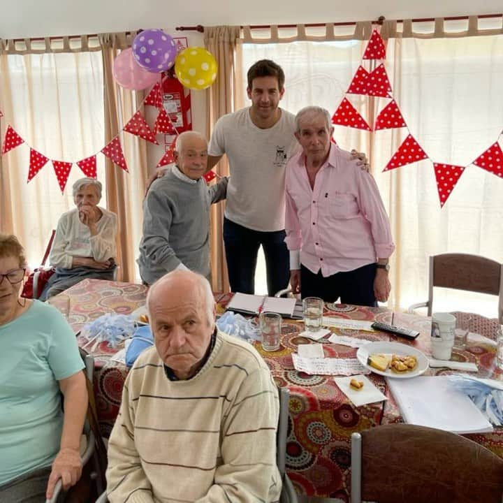 フアン・マルティン・デル・ポトロのインスタグラム：「Qué lindo poder visitar a mis amigos de La Residencia Los Nogales, en Tandil. Uno nunca deja de aprender de ellos!!!  Gracias por una mañana inolvidable!  🤗♥️  So nice to be able to visit my friends at the Residencia Los Nogales old people's home in Tandil. You never stop learning from them! Thanks for an unforgettable morning!」