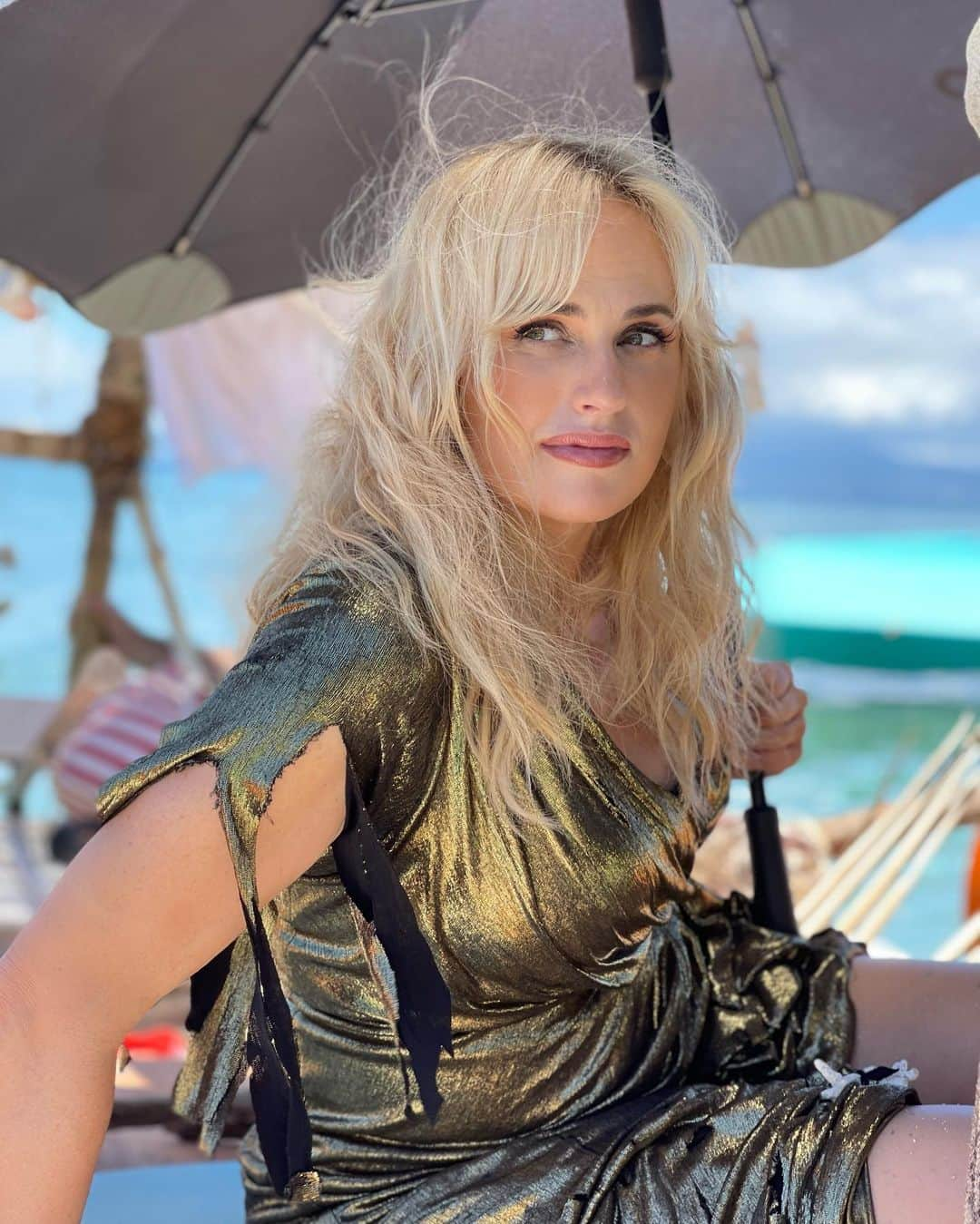 レベル・ウィルソンさんのインスタグラム写真 - (レベル・ウィルソンInstagram)「Thanks to my talented team who turned on the shipwrecked-glam look all week in Fiji. We’re all Cali Dreamers! ❤️😊❤️ Styling @elizabethstewart1 @styledbyjennyr Hair @hairbyjohnd Make Up @melhweaver Agenting @brookesjung And all the rest 😜 @samrken @annachi.wilson ❤️🏝❤️ (arriving soon 🇫🇯 )」11月16日 2時23分 - rebelwilson