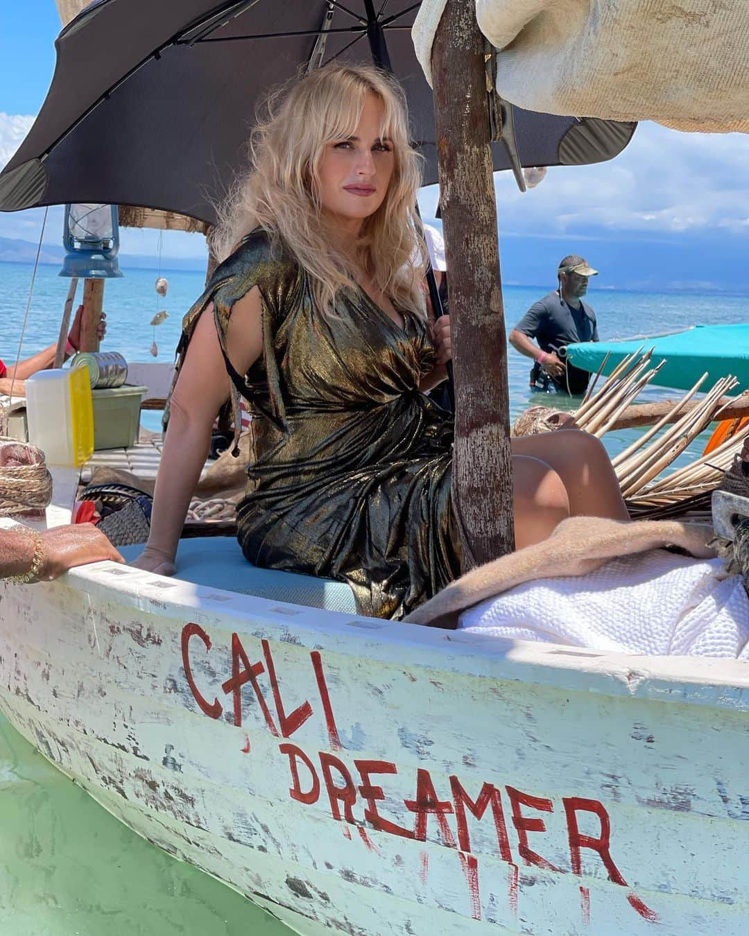 レベル・ウィルソンさんのインスタグラム写真 - (レベル・ウィルソンInstagram)「Thanks to my talented team who turned on the shipwrecked-glam look all week in Fiji. We’re all Cali Dreamers! ❤️😊❤️ Styling @elizabethstewart1 @styledbyjennyr Hair @hairbyjohnd Make Up @melhweaver Agenting @brookesjung And all the rest 😜 @samrken @annachi.wilson ❤️🏝❤️ (arriving soon 🇫🇯 )」11月16日 2時23分 - rebelwilson