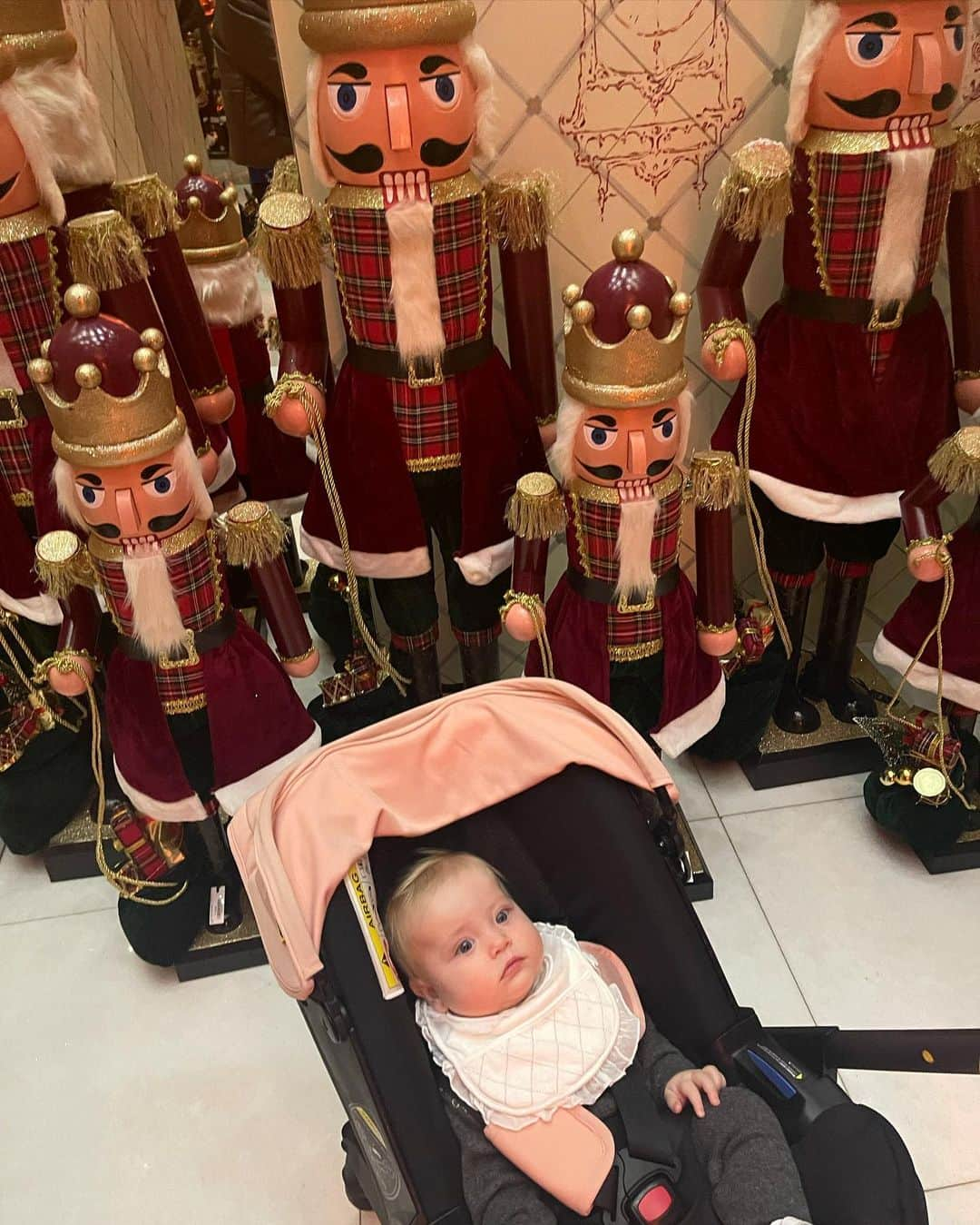 キアラ・フェラーニさんのインスタグラム写真 - (キアラ・フェラーニInstagram)「Brought the kids to see the Christmas decorations 💖」11月16日 3時18分 - chiaraferragni