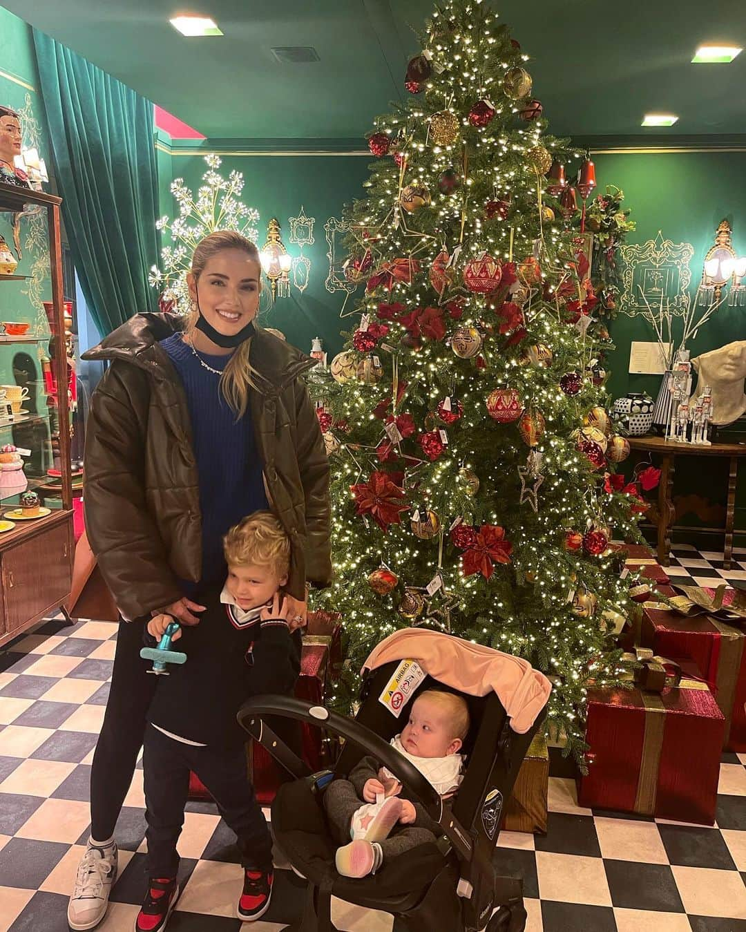 キアラ・フェラーニさんのインスタグラム写真 - (キアラ・フェラーニInstagram)「Brought the kids to see the Christmas decorations 💖」11月16日 3時18分 - chiaraferragni