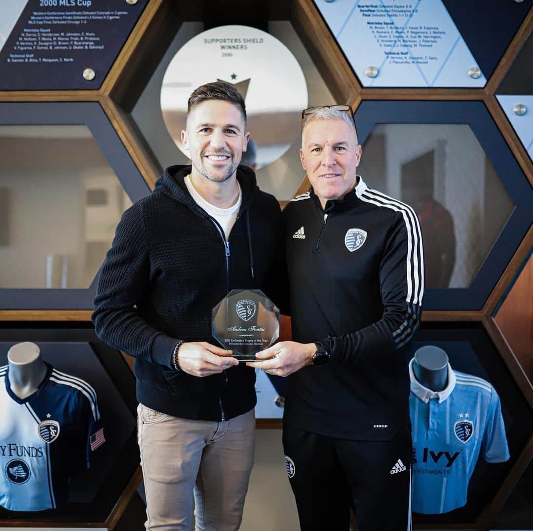 アンドレウ・フォンタスのインスタグラム：「What a birthday weekend! I had an amazing early birthday present: Defensive player of the year for @sportingkc  It’s difficult to put into words how I feel with this recognition after what I’ve been through these last couple years. It’s been an awesome regular season. Thank you so much to everyone who voted for me.🙏🏻  I had the opportunity to celebrate my 32 years old with my girls, with my neighbors (our American family) and with my teammates (what a team😍).  Obviously I’ve missed my family&friends back home, but I felt them close, even they are not here, they’re always with me. To be honest, I can’t ask for more... I feel loved and blessed.💙  Now I’m ready and hungry for what’s coming next!!!💪🏻」