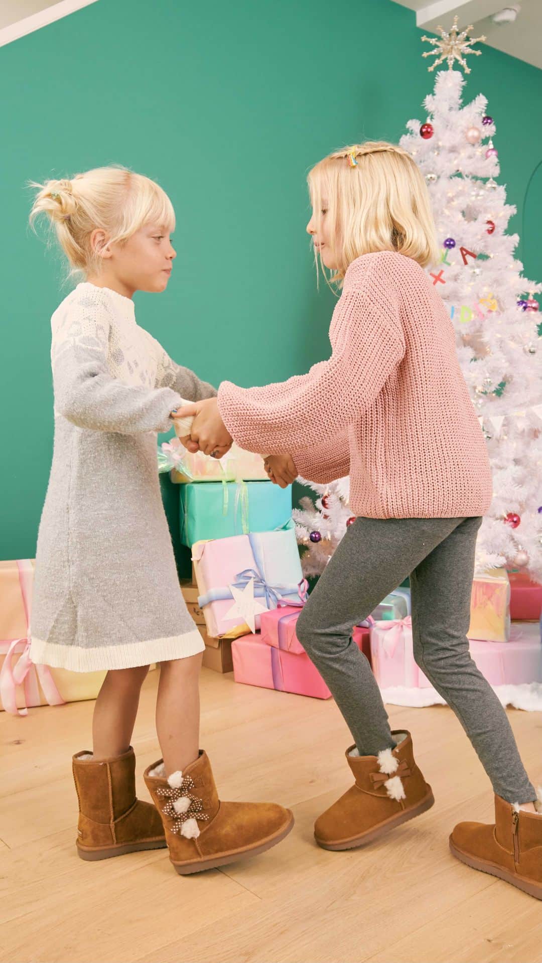 のインスタグラム：「Ready, set, holiday mood 💕 Here's to a joyous holiday season and making spirits bright. Beat the holiday rush: Koola has your holiday shopping all wrapped up, it's never too early to get them exactly what you know they'll love 🎁」