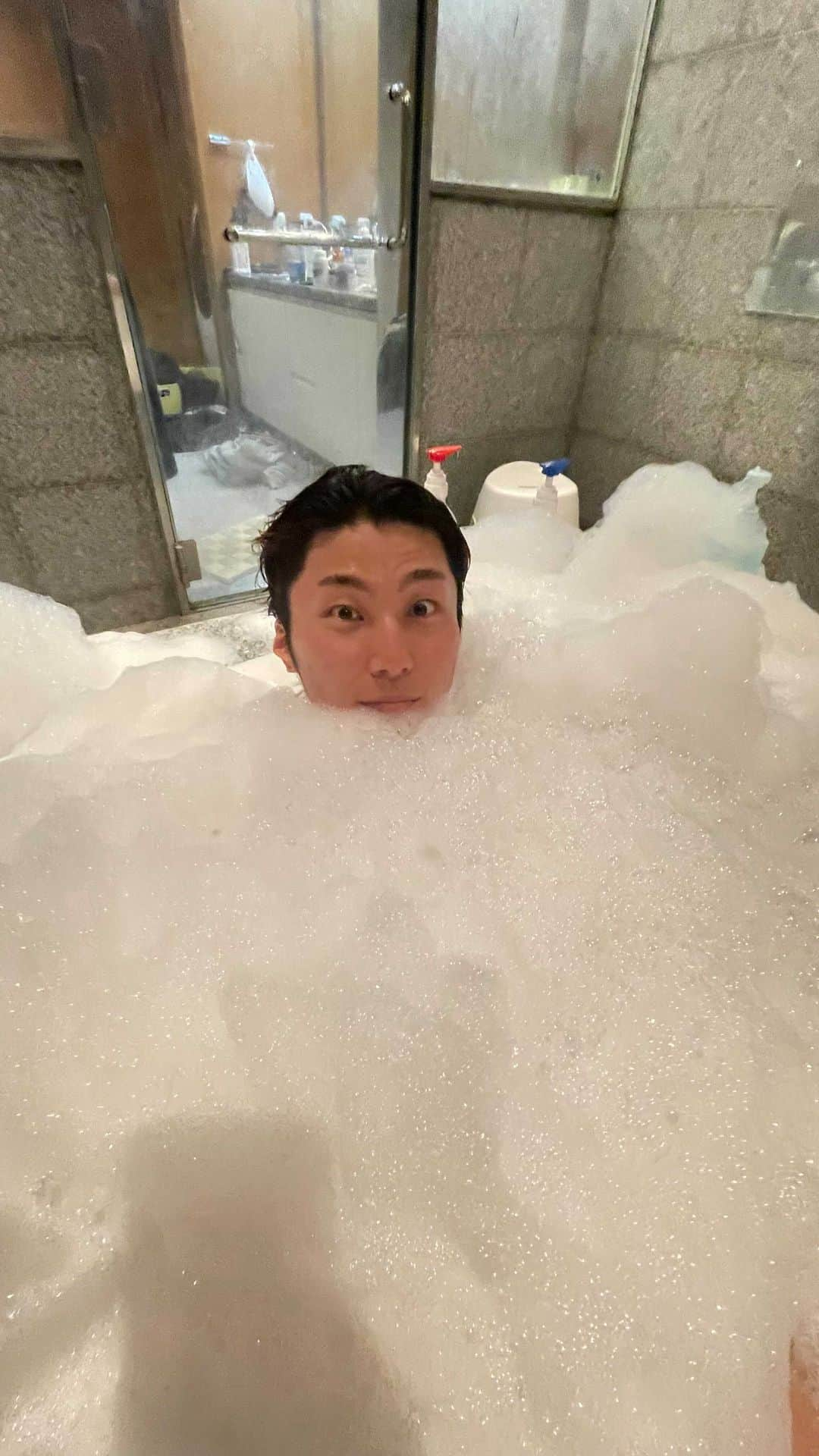 ごうたのインスタグラム：「. 深夜の息抜き🛁  たまにはこういう裏側も🤣 あっちゃん可愛すぎ😂  #超オフショット  #コムドットの日常」