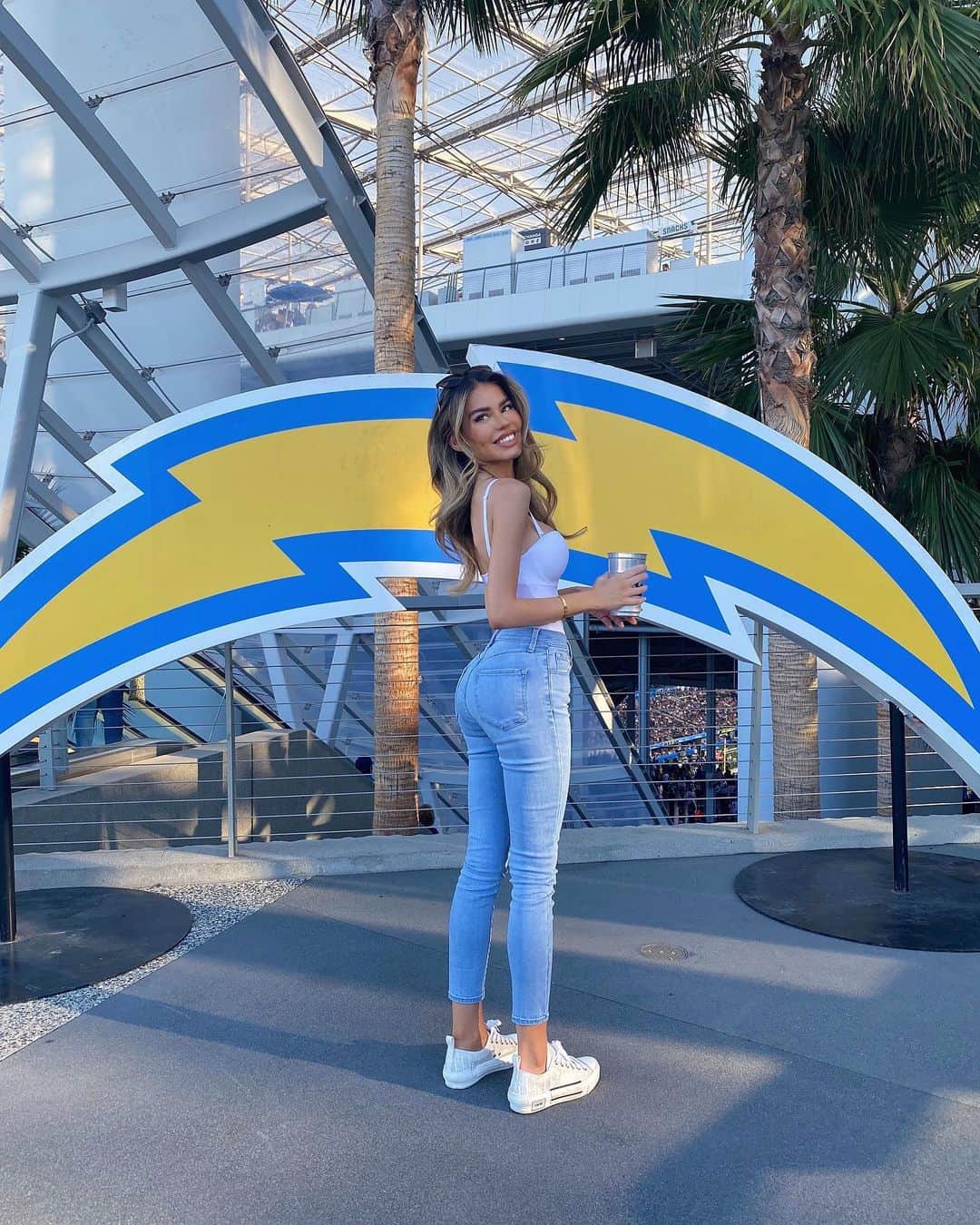 メイベリン・カペルーのインスタグラム：「Had to hit the Heisman on your homies 🏈」