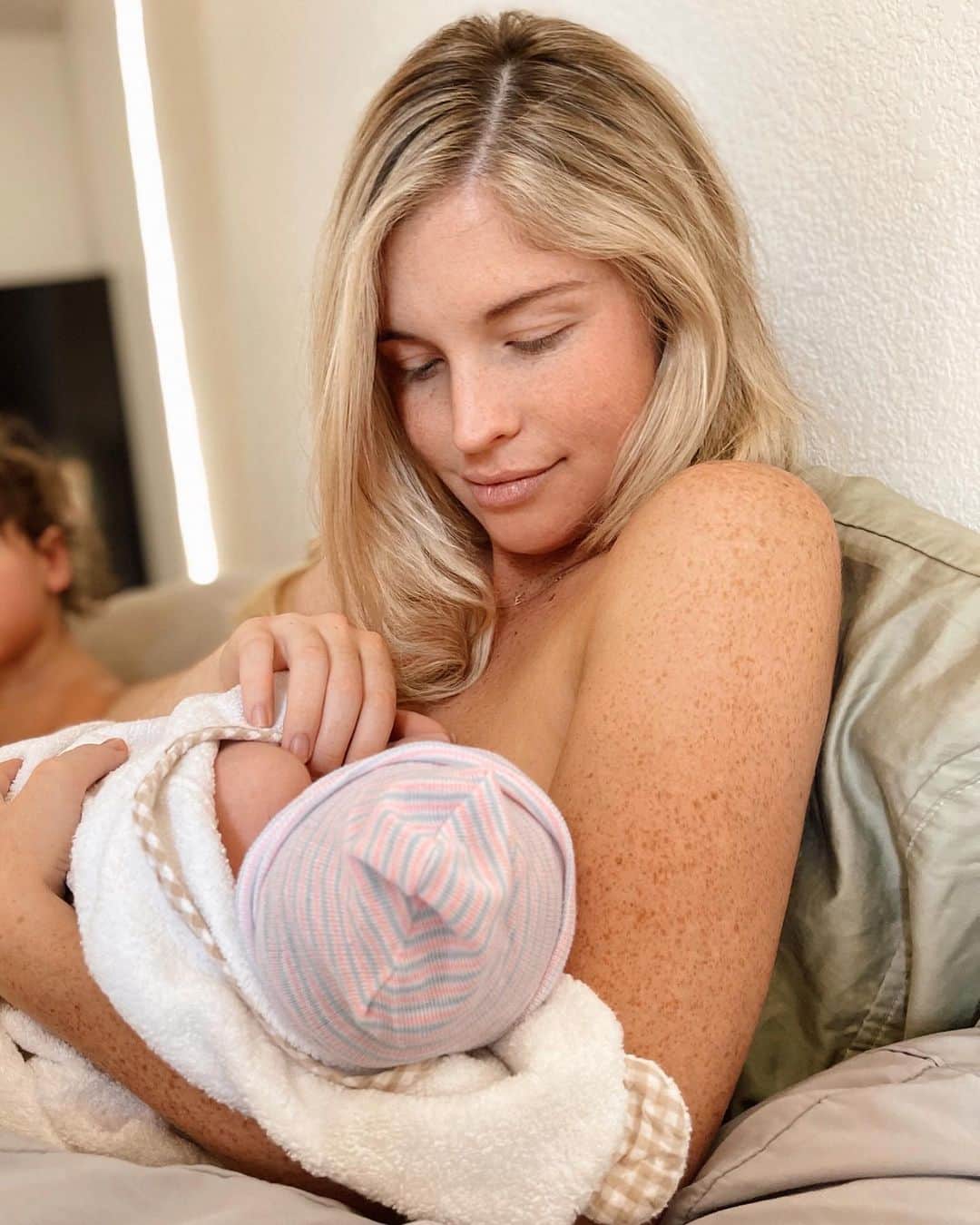 carlyのインスタグラム：「I’m a little late to sharing here, but our beautiful daughter was born six weeks ago at home. It was an intense autumn morning; she arrived after just an hour of laboring and @johneliasmma delivered her.  We’ve been in absolute bliss these past weeks at home with her and proud brother Crew, and just enjoying adjusting to a family of four 🤍  Brighton Dove 9/30/21 10:30am」