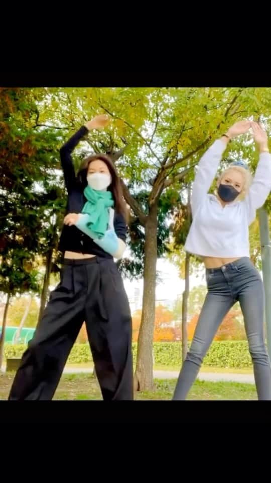 キム・ドヨンのインスタグラム：「Doyeon & Somi #XOXOCHALLENGE 💖💖」