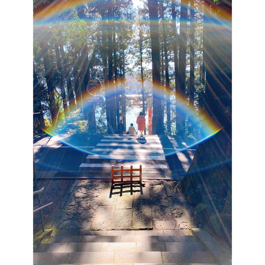 坂田陽子さんのインスタグラム写真 - (坂田陽子Instagram)「暖かな日差しと光に包まれた 友達母子とかるたとの箱根・芦ノ湖旅。 ・ 箱根神社の階段を凄い勢いで駆け上がっていくかるたに引きづられるように登った私🤣 ・ ・ #箱根神社　#箱根三社参り #愛犬と神社巡り #九頭龍神社」11月16日 14時54分 - yokosakata