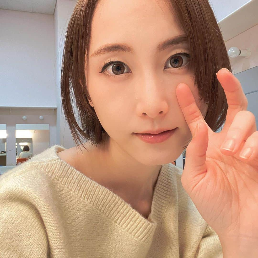 松井玲奈さんのインスタグラム写真 - (松井玲奈Instagram)「目が茶色いねえ。 後ろに撮ってる姿映ってるの恥ずかしいなあ。(自撮りも本当は恥ずかしい) いろいろあるけど頑張ろうという気持ちで。 明日は仙台公演！仙台大好き！ずんだ！！」11月16日 15時33分 - renamatui27