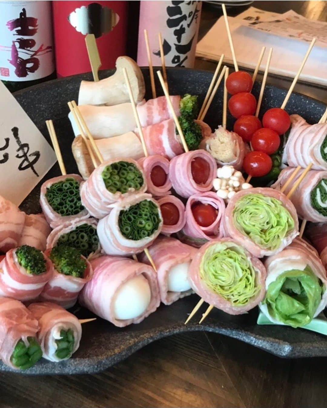 玉城幸也のインスタグラム：「後輩が沖縄泡瀬で新規開店 『野菜巻串屋ぐるり泡瀬店』 @guruli.awase  @atsushi_matsuda_22  オープンおめでとうございます㊗️  コロナ禍で中々オープンできず、やっとこさのオープン♪  お近くの方は是非行ってみて〜❗️」