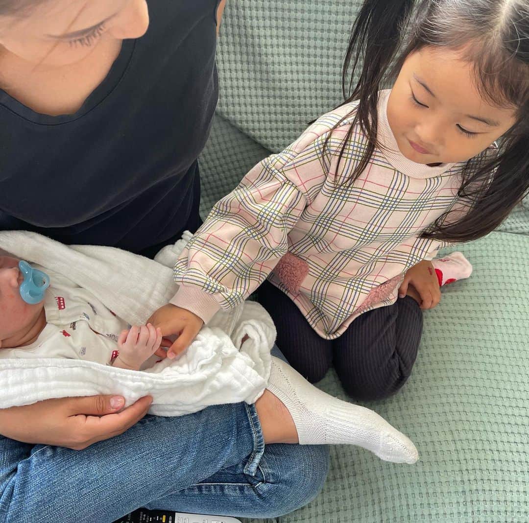 のインスタグラム：「この間は杏梨と👶🏻初対面😩🤍🤍 はぁ、可愛い。 ずっとおててにぎにぎ。」
