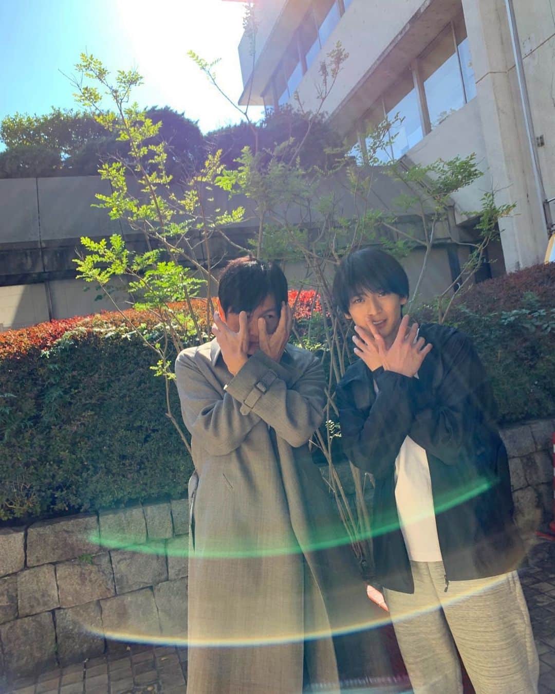 最愛のインスタグラム：「加瀬さん隙間からチラ見、、、  #最愛ドラマ #tbs #井浦新 #高橋文哉 #最愛ポーズ #第6話11月19日夜10時」
