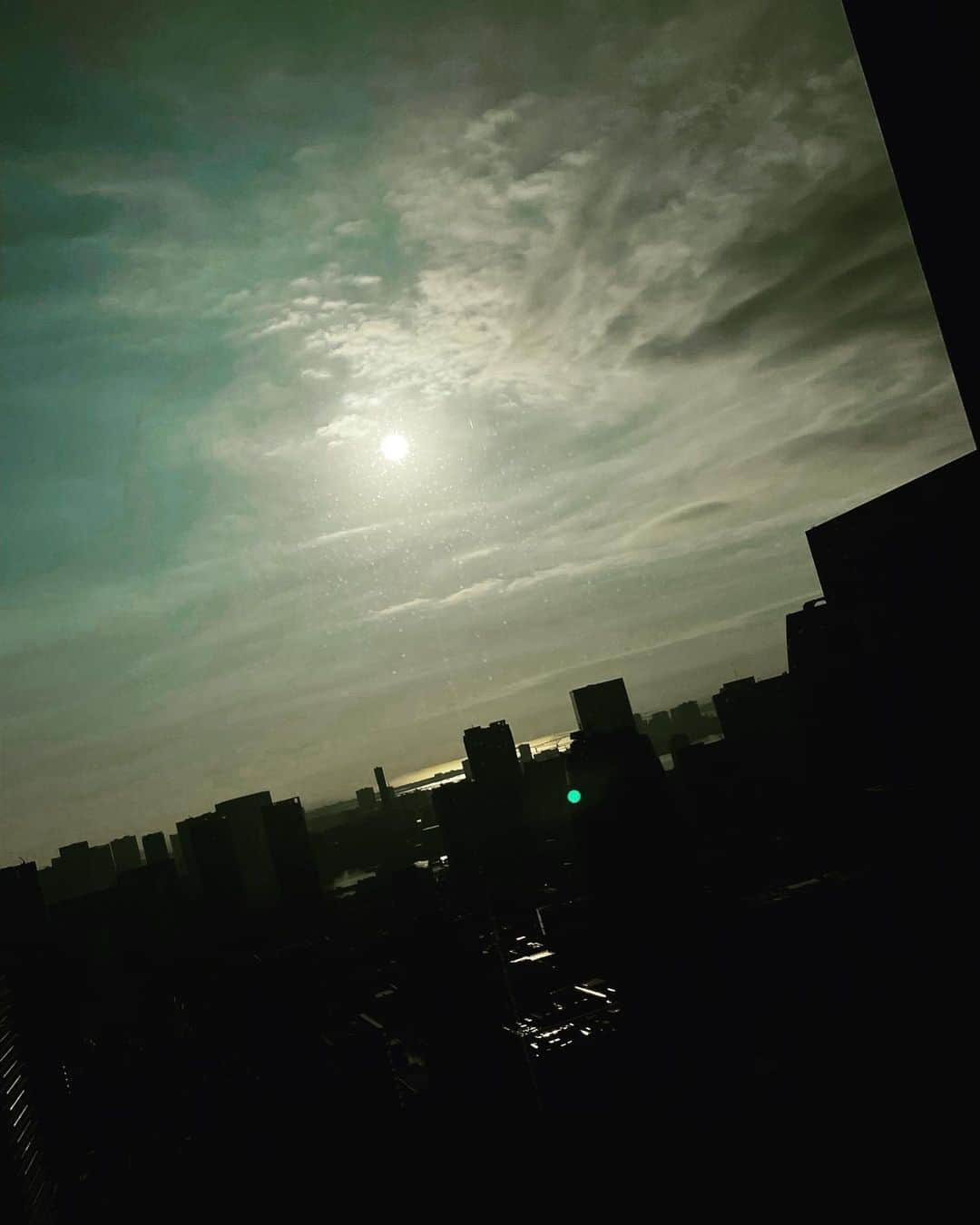 大草直子さんのインスタグラム写真 - (大草直子Instagram)「おはようございます！　早朝からYouTubeの撮影です。朝焼けが本当にきれいな朝で、撮影場所の @theokuratokyo の眺めは清らかなエナジーにあふれています♡今日もワクワクがんばろう！ @amarc_official  #youtubeで #三尋木奈保さんと #語っています @abesawakobeauty さんの #肌力をあげるルーティーンも #YouTubeも見てね #今日夜22時半は #家族でドキドキしながら #プロフェッショナル #仕事の流儀を見ます #バックオープンの #ロイヤルベビーアルパカ100％の #ニットは @toque.official × @amarc_official」11月16日 9時45分 - naokookusa