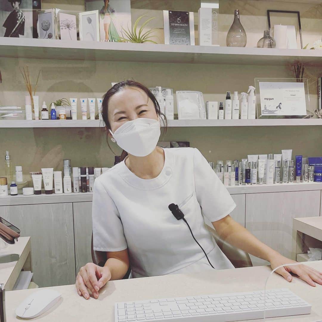 山本モナのインスタグラム：「月に一度のお肌メンテナンスに、イークリニック麻布へ🌸  この日も、えりちゃん　@dr.eri_takahashi_official がこーんな笑顔で迎えてくれました🤩  今回は、お肌の赤みが気になったのでジェネシスレーザーと、久しぶりにエラーズハイフを😋 ハイフシャワーもしたいなと話をしたら、とめられました(笑)  一度にあれもこれもではなくて、細く長ーく続けていくことが大事。 あと、お化粧品も、リッチなものを使い続けてしまうと、肌が甘えてしまって、自分で綺麗になろうとしなくなるとのこと！  塩梅大事ですねー。  お化粧品もどんどん色々なものが出てきますが、それを余さずチェックして良いものをクリニックに取り入れてあるのも、つねに勉強を欠かさないえりちゃんのすごいところ。 ものすごい数がクリニックに揃ってます😋  肌は、昔のもの？と取り替えることができないから、今の自分の肌を大切にしていければいいなと、思っています😊 うまく年齢を重ねていきたいね😊」