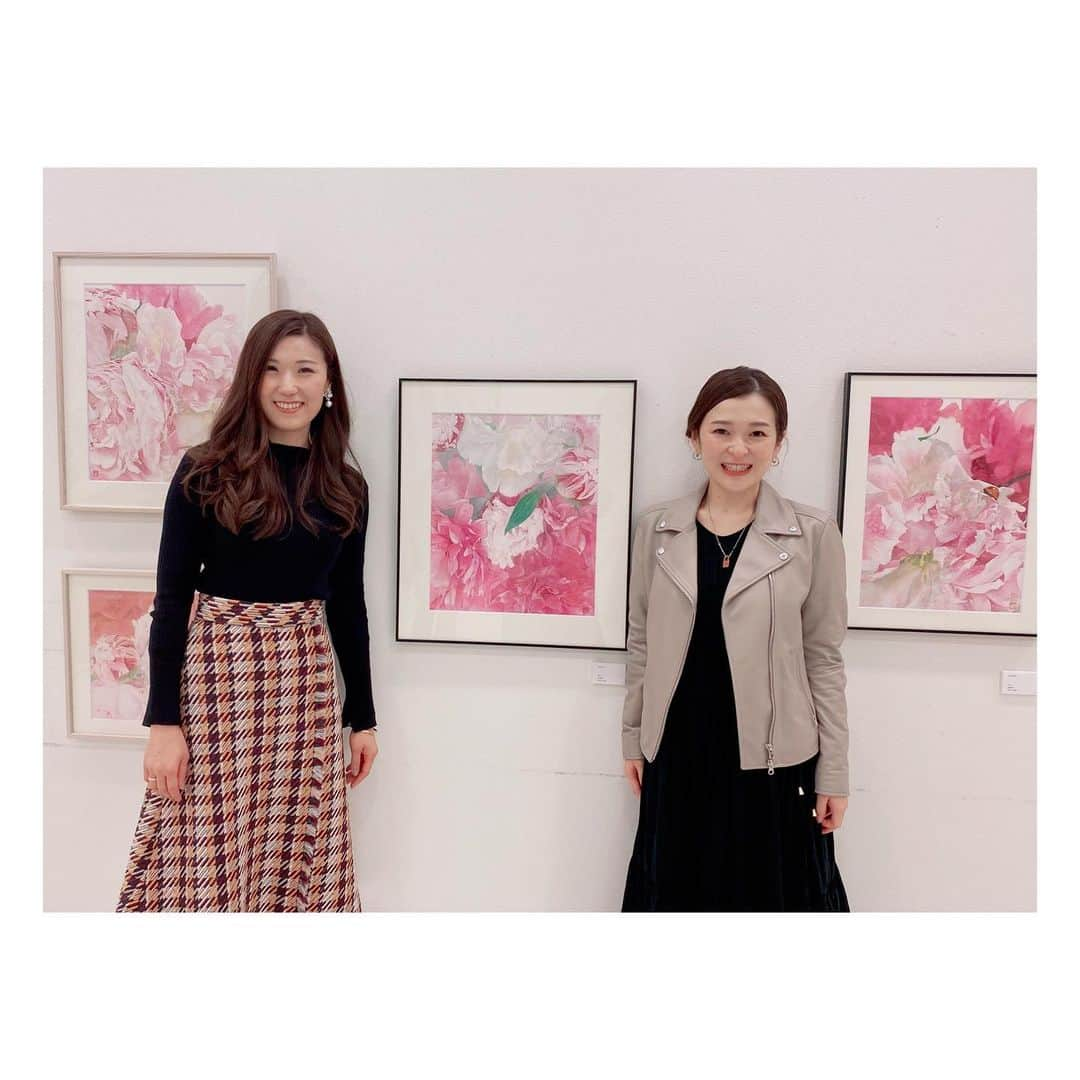 小野口奈々さんのインスタグラム写真 - (小野口奈々Instagram)「・ 日本画家・髙木梓帆さんの個展へ💕  大好きなお花、芍薬やブーゲンビリアなどが それはそれは美しく 繊細な色彩で描かれていて、うっとり🙏✨ 素敵な作品に囲まれて 幸せな気分になりました🌸 作品のストーリーや、使っている画材 どんな環境で創作活動をしているのか 説明を聞きながら鑑賞できるのも贅沢な時間🥰  ジュンク堂書店福岡店2階で 今日まで開催されています✨ #髙木梓帆 さん #実は同い年なのです #お美しい♡ #日本画家 #日本画 #アートのある暮らし」11月16日 10時24分 - nana0no