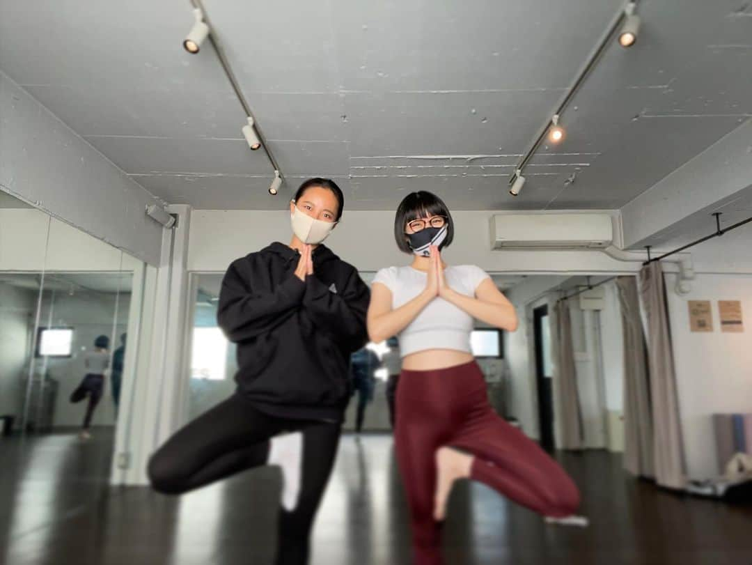 時東ぁみさんのインスタグラム写真 - (時東ぁみInstagram)「パーソナルマタニティヨガ受けてきました🧘🏻‍♀️ ・ ヨガを自分だけに合わせてやってもらえるの本当嬉しい！！ swipe→2 動画 手取り足取り教えてもらえるので、姿勢と呼吸が整って、頭パッキリ！体もスッキリ！！ ・ トレーニングよりも筋肉痛になってる…最高かよっ！！ ・ #時東ぁみ #ヨガ #yoga #🧘🏻‍♀️ #マタニティヨガ #maternityyoga #パーソナルヨガ #personalyoga #呼吸 #呼吸法 #柔軟 #太陽礼拝 #スッキリ #パッキリ #yestokyo #中目黒 #nakameguro #コールドプレスジュース #筋肉痛  #最高 #動画  #トレーニングウェア #trainingwear #ヨガウェア #yogawear #cronos #cronoswoman  ・ ヨガ、マタニティヨガ、パーソナルヨガ気になる方は @nattyyoga 先生にお問い合わせを☆」11月16日 10時36分 - amitokito