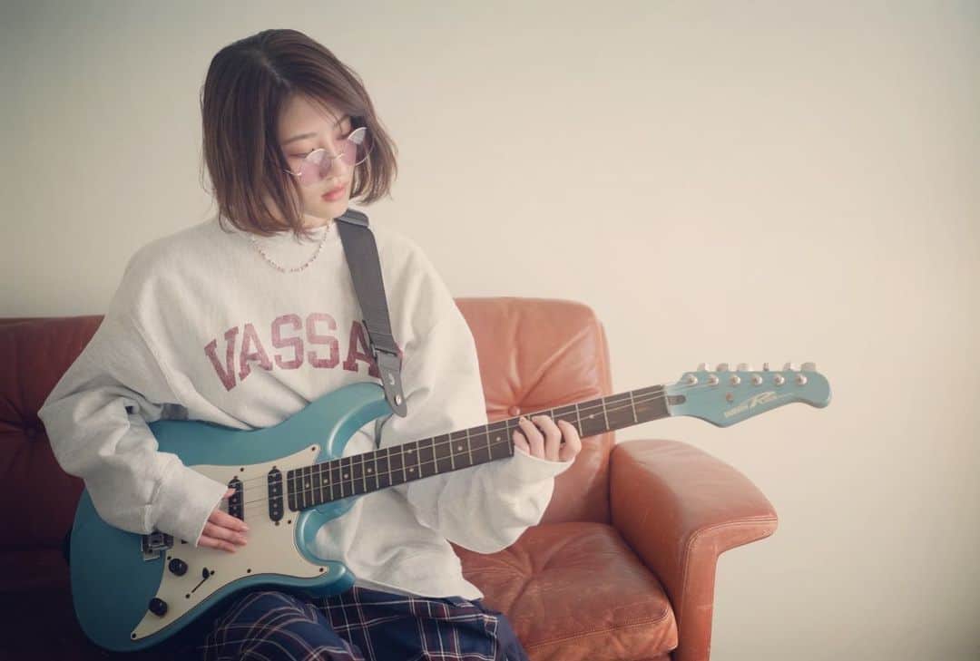 若月佑美さんのインスタグラム写真 - (若月佑美Instagram)「. 週刊SPA!合併号。 #若月佑美 の連載 『#履きなれない靴を履き潰すまで 』からアザーカット。 是非に。 . #残念ながら  #ギターは  #弾けません」11月16日 10時37分 - yumi_wakatsuki_official