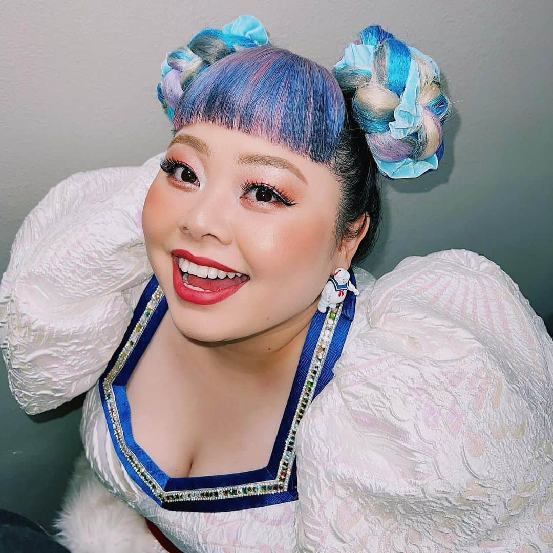 渡辺直美のインスタグラム：「映画ゴーストバスターズ　アフターライフのNYプレミアでレッドカーペットを歩かせていただきました👻  この度、日本語吹き替え版でミニマシュマロマンとラスボスの声を演じました！ 大好きなマシュマロマンをイメージしたドレスとヘアでレッドカーペットへぶちかましに行ったけど、ハイパワーなアメリカエンタメに打ちのめされまくり、ひよりにひよってしまった顔も載せておくね😂 至る所にレジェンドが現れてくるから、ビビりまくっちゃったにょ😂😂  インタビュー中も信じられないくらい遠い目で草 緊張で唇カッサカサだしw  レッドカーペットでの写真たちは後日改めてしっかり載せるね🥰❤️‍🔥 お楽しみに🌸  日本の公開は、2022年2月4日です㊙️  I walked on the red carpet at the NY premiere of the movie Ghostbusters Afterlife ❤️‍🔥 Please see my nervous faces 😂」