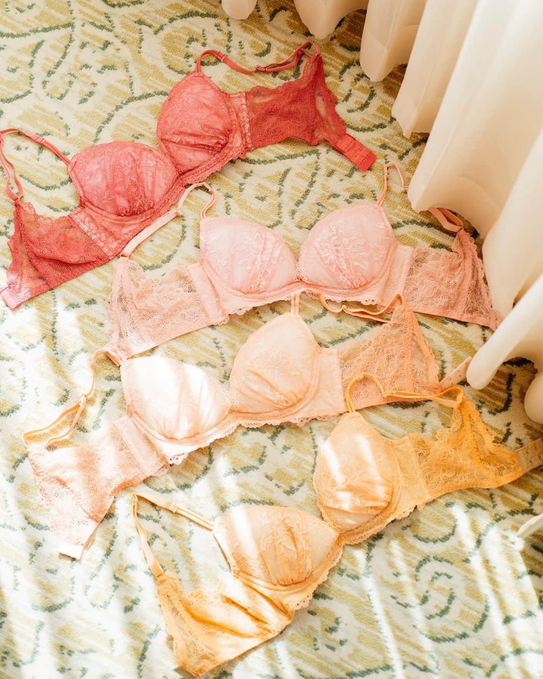 のインスタグラム：「Personal Color × Lingerie  パーソナルカラーリストとして活躍する亜耶バネッサさん監修ランジェリーが登場！  「SHINY PALETTE」 “素肌に延長する色づき”を意識した、メイクパレットのようなランジェリー。 自分に合ったパーソナルカラーを選ぶことによって、お肌に透明感が生まれくすみのない健康的な印象に。 顔映りが良くなり、メイクをしていなくても血色の良いヘルシーな素肌を感じて頂けます。 イエベさんもブルベさんもフェミニンに楽しめる、ピンクベースのカラー展開。 シャイニーパレットをヒントに、毎日のメイクカラーを楽しんで欲しいです！ @ayavanessa   写真上より BERRY PINK:ブルーベース冬 BABY PINK:ブルーベース夏 LIGHT PEACH:イエローベース春 NUDE ORANGE:イエローベース秋  Online Store 11/18(木) 21:00 ルミネエスト新宿Pop up Store 11/19(金) その他RAVIJOUR一部店舗にて販売予定。  監修商品発売記念❣️ ＼亜耶バネッサさん店頭接客イベント／ 11/19(金)18:00-20:30 ルミネエスト新宿Pop up Store 亜耶バネッサさんにランジェリーを直接お見立て頂けます。 HPにてチケット販売中。残りわずかです！  #ravime #ラヴィミー #パーソナルカラーランジェリー」