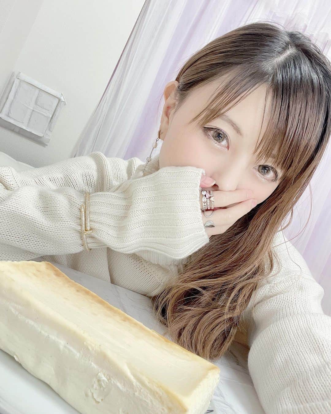 のインスタグラム：「🏠🧀💎 ・ 帰省の手土産🥧💕 DELISH MALL(@delishmall )の熟成冷凍プレミアムチーズケーキ😋 🌸 ・ 1本で3通り楽しめるの🤤冷凍のままだとアイスケーキ感覚🍨、全解凍だと濃厚しっとりのチーズケーキ🧀わたしは半解凍が好き💕💕 クリスマスケーキにもオススメ🎄🧁🎅🧑‍🎄 ・ クリスマスといえばプレゼント決まってない人必見アクセサリー⚠️ ・ 私がつけてるアクセ( @akura_accessory )でキャンペーン中！お安く購入できるよ💎💍  ・ __________________ 💎→( @akura_accessory ) ・ 現在20%OFFキャンペーン中！さらに！ クーポンコード【satomi】で10%OFF 合計30%OFF🐶🐶🐶🐶 ・ __________________ ・  #クリスマスプレゼント #お揃いコーデ #キャンペーン中 #彼女へのプレゼント #彼氏へのプレゼント #自分へのプレゼント #delishmall  #soulcakeshop  #チーズケーキ  #熟成冷凍プレミアムチーズケーキ  #プレミアムチーズケーキ #お取り寄せグルメ #お取り寄せスイーツ #クリスマスケーキ」
