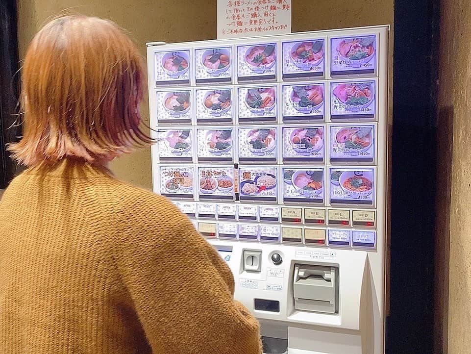 道井悠さんのインスタグラム写真 - (道井悠Instagram)「立川の鏡花さん イベント帰りに原奈津子ちゃんと小見川千明せんぱいと🐈 わたしは鶏白湯で細麺だったけどなっちゃが食べてた塩とかは手もみの感じの麺でそちらもおいしそうでした。。 店内が泉鏡花の高野聖をイメージしたものということで、なんだか素敵な感じ✨ また立川にいくことがあったらいいなあ！気になるラーメンやさんまだまだあったなあ！  #ラーメン  #ramen #麺スタグラム #麺スタグラマー #ラーメン女子  #立川ラーメン  #声優  #道井悠」11月16日 11時11分 - michiiharuka