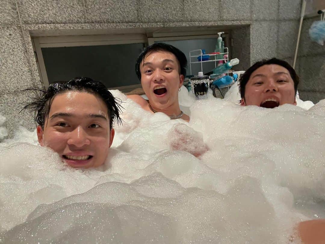 のインスタグラム：「かなりワロタな状況です  #あっちゃん可愛すぎ #あむぎりしか勝たん」