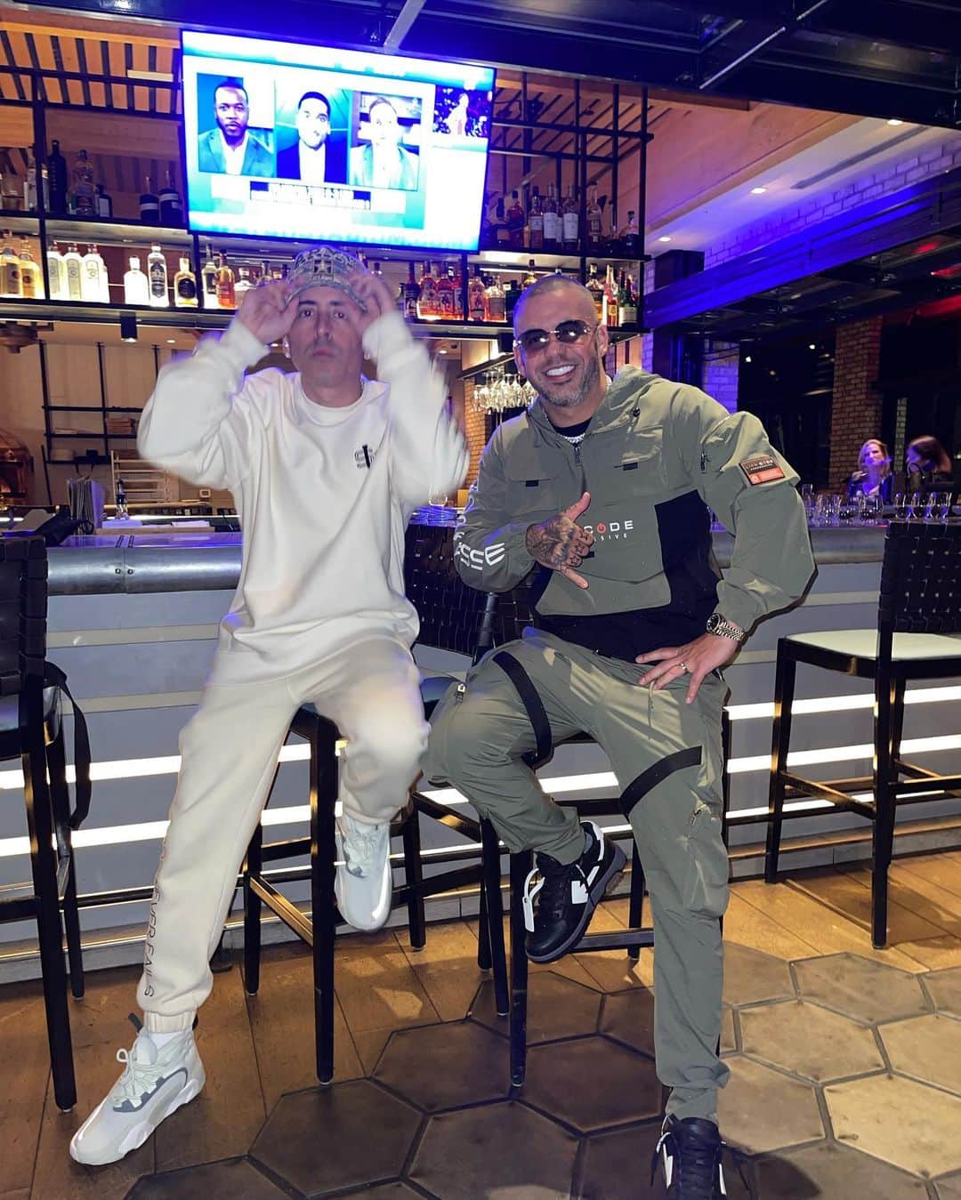 ヤンデルさんのインスタグラム写真 - (ヤンデルInstagram)「Fotitos con mi hermano @gadieloficial y familia en su cumpleaños! 🎂❤️‍🔥🙏🏼 #Loshermanosveguilla」11月16日 11時27分 - yandel