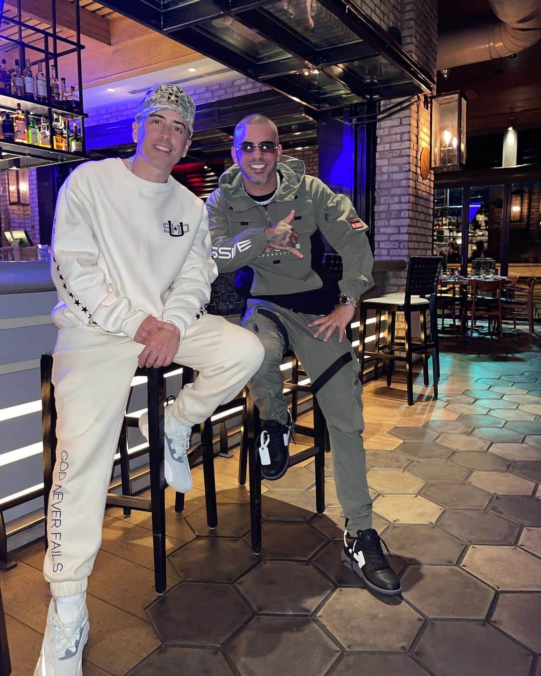 ヤンデルさんのインスタグラム写真 - (ヤンデルInstagram)「Fotitos con mi hermano @gadieloficial y familia en su cumpleaños! 🎂❤️‍🔥🙏🏼 #Loshermanosveguilla」11月16日 11時27分 - yandel