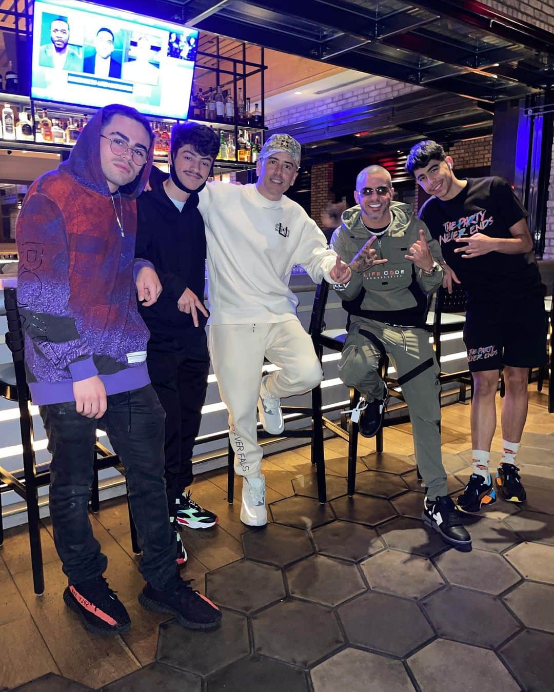 ヤンデルさんのインスタグラム写真 - (ヤンデルInstagram)「Fotitos con mi hermano @gadieloficial y familia en su cumpleaños! 🎂❤️‍🔥🙏🏼 #Loshermanosveguilla」11月16日 11時27分 - yandel