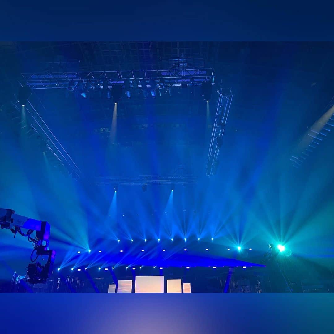 のインスタグラム：「. リハ☺︎ いよいよ明日です。 熱狂ライブをお届けします🎤 #ベストアーティスト」