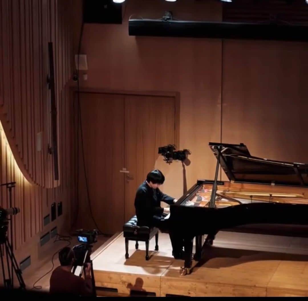 藤田真央さんのインスタグラム写真 - (藤田真央Instagram)「Had wonderful opportunity to play with Mariinsky again. #mariinsky #recital #tchaikovsky #concerto」11月16日 12時58分 - maofujita_piano