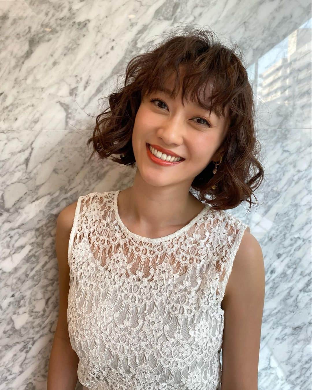 原幹江 原幹恵さんのインスタグラム写真 - (原幹恵Instagram)「髪をきりました〜💇‍♀️ずっとしてみたかった髪型があって、メイク中に皆んなに「今度これくらい切ろうと思うんだけどどう思う？」って相談したら「今切っちゃえば？」ってなって急遽😊  でも急遽過ぎたので文房具の ...