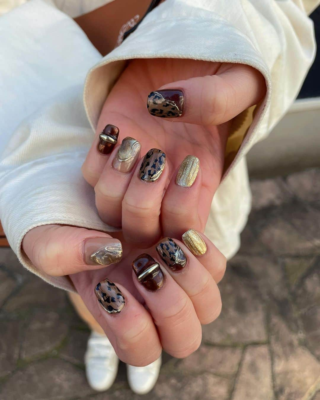 SHO-NOさんのインスタグラム写真 - (SHO-NOInstagram)「みさきさん @nail_._misaki に ネイル新しくしてもらって、iPhoneケースも作ってもらった🤍🤍可愛すぎる~~~😭🤍🤍 ネイルは、秋だからレオパードいれたいな~~~とおもってブラウン系のレオパード✌️レオパード＋ #ミサキオリジナル . . iPhoneケースの方は、まじで「青とゴールドで可愛くおねがいします~~~」みたいな鬼ざっくり注文でこれきたの。え、神なの？wwwwwww 可愛すぎてびっくりした。リング欲しい派だから、リング付きのゴールドの透明のケースにミサキさんがセンスの塊のデザインをしてくれました。もう可愛すぎてびっくり。次もその次もずっと作って欲しいくらいだから、人気になられたら困る。だからおすすめ出来ない。そんくらい可愛い。w iPhoneケース以外にも、アルコールスプレーケースとか、リングとかピアスとかイヤリングとかアクセサリーも作ってるの！全部めっっっっちゃ可愛い😭🤍最近はスウェットとかロンＴも出したみたいでそれもめちゃくちゃ可愛いんだけど、数が少ないから戦いになります。 . . . @nail_._misaki  #秋ネイル #レオパードネイル #レオパード柄 #レオパード #ニュアンスネイル #ゴールドネイル #オータムネイル #ブラウンネイル #ギャルネイル #ラメネイル #ヒョウ柄ネイル #iPhoneケース #リングケース #ネイルデザイン #ネイルアート #naildesign #nail #nailart #autumnnails」11月16日 13時04分 - shono.contact