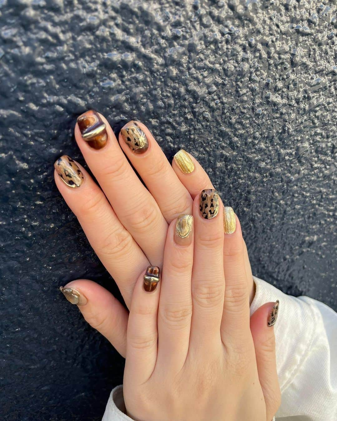 SHO-NOさんのインスタグラム写真 - (SHO-NOInstagram)「みさきさん @nail_._misaki に ネイル新しくしてもらって、iPhoneケースも作ってもらった🤍🤍可愛すぎる~~~😭🤍🤍 ネイルは、秋だからレオパードいれたいな~~~とおもってブラウン系のレオパード✌️レオパード＋ #ミサキオリジナル . . iPhoneケースの方は、まじで「青とゴールドで可愛くおねがいします~~~」みたいな鬼ざっくり注文でこれきたの。え、神なの？wwwwwww 可愛すぎてびっくりした。リング欲しい派だから、リング付きのゴールドの透明のケースにミサキさんがセンスの塊のデザインをしてくれました。もう可愛すぎてびっくり。次もその次もずっと作って欲しいくらいだから、人気になられたら困る。だからおすすめ出来ない。そんくらい可愛い。w iPhoneケース以外にも、アルコールスプレーケースとか、リングとかピアスとかイヤリングとかアクセサリーも作ってるの！全部めっっっっちゃ可愛い😭🤍最近はスウェットとかロンＴも出したみたいでそれもめちゃくちゃ可愛いんだけど、数が少ないから戦いになります。 . . . @nail_._misaki  #秋ネイル #レオパードネイル #レオパード柄 #レオパード #ニュアンスネイル #ゴールドネイル #オータムネイル #ブラウンネイル #ギャルネイル #ラメネイル #ヒョウ柄ネイル #iPhoneケース #リングケース #ネイルデザイン #ネイルアート #naildesign #nail #nailart #autumnnails」11月16日 13時04分 - shono.contact