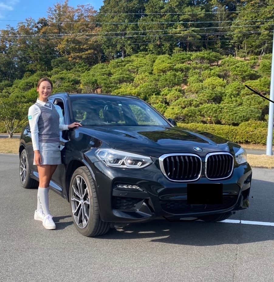 松田鈴英のインスタグラム：「私たち「teamBMW」のメンバーは、試合でも日常でも「BMW X3」にお世話になっています。 そこで、ゴルファーの皆さんに「BMW X3」の魅力をもっと知っていただくべく、 毎月テーマを決めて、「BMW X3」の魅力や、ドライブに関することを発信していきたいと思います。  BMWさんに提供して頂いているX３で一番気に入っているのは何と言っても高速での安定性です。 トーナメント会場への移動はどうしても移動距離が長くなり、高速道路を利用することが多くなるので、高速を疲れ知らずでドライブして試合会場まで行けるのは本当にありがたいです。 あと、ドライバー・アシスト・システムがとても充実しているので運転に自信がない私でも安心して運転できます。   11月18日から21日の大王製紙エリエールレディスオープンは、BMWさんもスポンサーされる大会ということで、 今年の残りを含めてBMW X3と共に戦っていきますので、応援お願いします！  @bmwjapan @regina_golf   #松田鈴英#BMWJapan #BMW #駆けぬける歓び #teamBMW #reginagolf #ゴルフ女子 #女子ゴルフ」