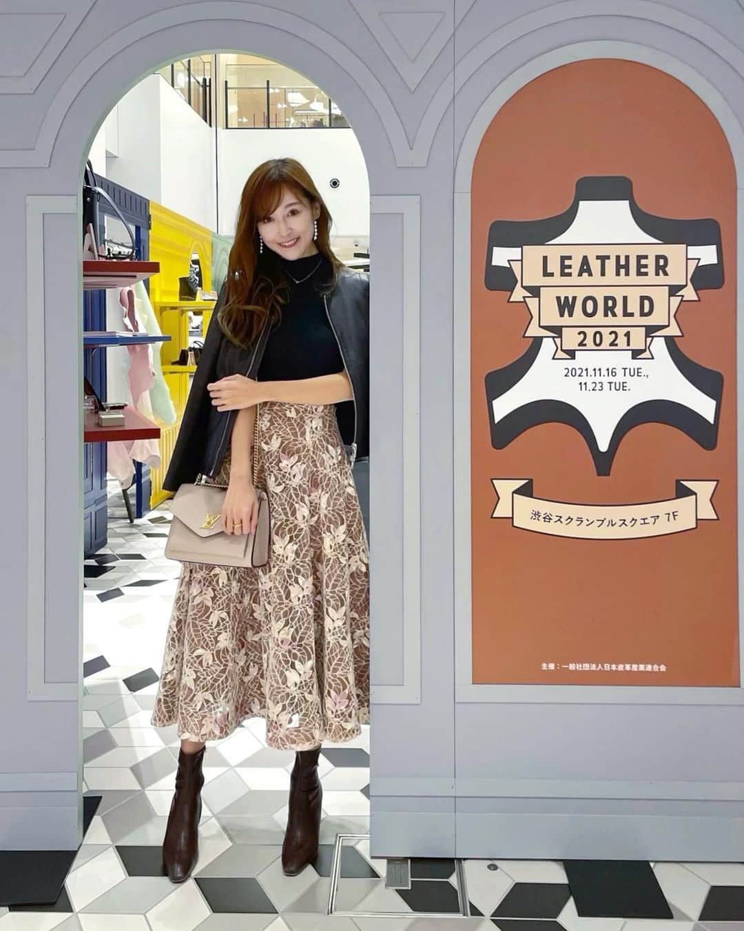 池田るりさんのインスタグラム写真 - (池田るりInstagram)「. 渋谷のスクランブルスクエアで今月23日まで開催されている 【LEATHER WORLD 2021】へ✨  革製品の紹介やワークショップ、クイズコーナーなどレザーの魅力を色々と体験できました😊 クイズに正解するとレザーグッズのプレゼントもあったよ😍  「Japan Leather Guide」というメディアも新しく立ち上がったそうなので、ぜひチェックしてみてね〜✨  https://japan-leather-guide.com/  . . #japanleather #leatherworld2021 #日本の革 #革製品 #いいレザーの日 #japanleatherguide」11月16日 13時58分 - ruri_ikeda