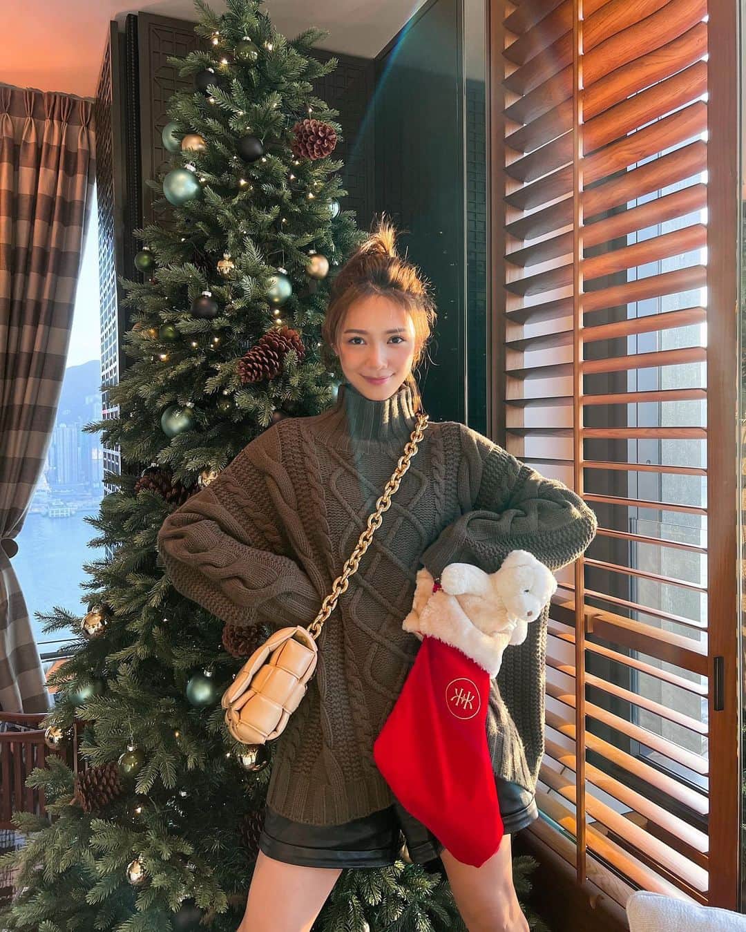 Elva Niのインスタグラム：「It’s never too early for Christmas 🎄 @rosewoodhongkong @bloomsandblossomshk #RWJourneys #RosewoodChristmas」
