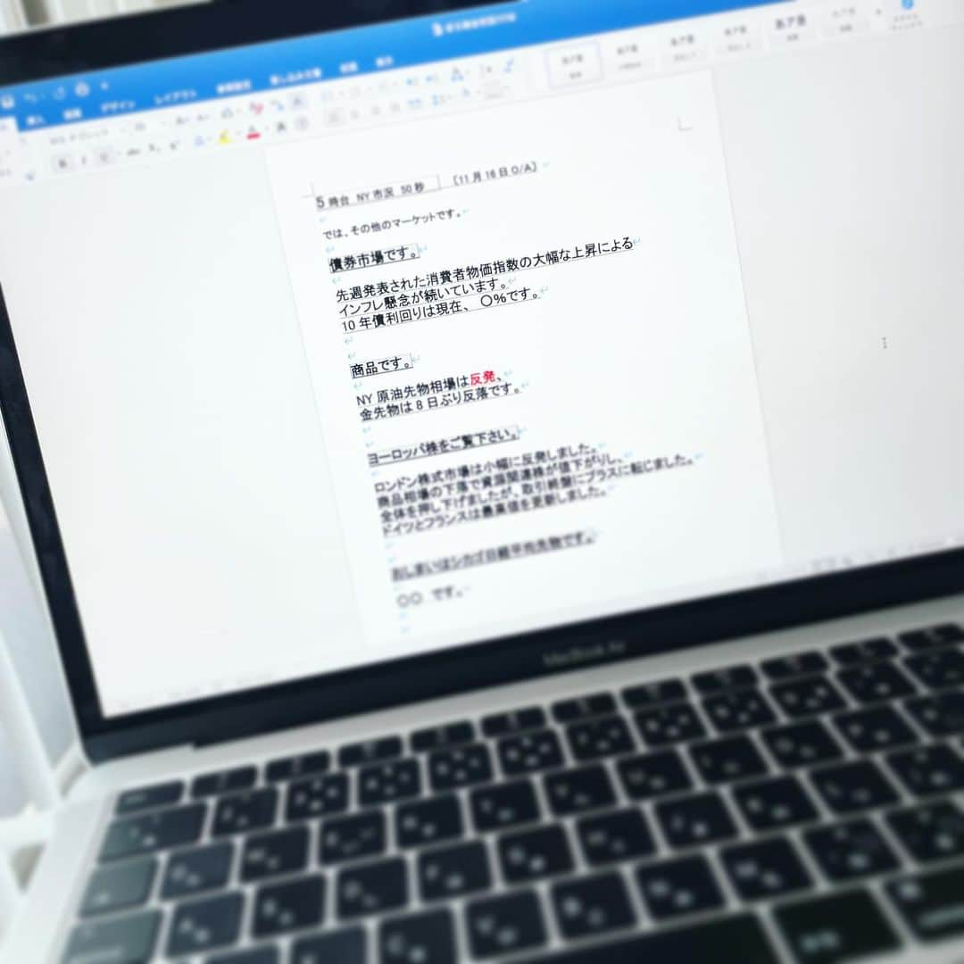 片渕茜さんのインスタグラム写真 - (片渕茜Instagram)「今日初めてオンエア用の原稿を書きました。 NYの西野アナがお休みで、代わりに担当させていただきました(^ ^)  数週間前から原稿作成の練習をしていたのですが、遂にデビューです。 1分弱の原稿を書くのにもかなり苦戦し周りの皆さんに助けてもらいつつ、なんとか完成しました。 いつも記者やディレクターさんが書いてくださった原稿を読んでいるのですが、その有り難みを再確認しました。。  来週はもっとスムーズにこなせるように頑張ります😌🔥  #モーサテ　#モーニングサテライト　#原稿」11月16日 14時11分 - akane_katafuchi