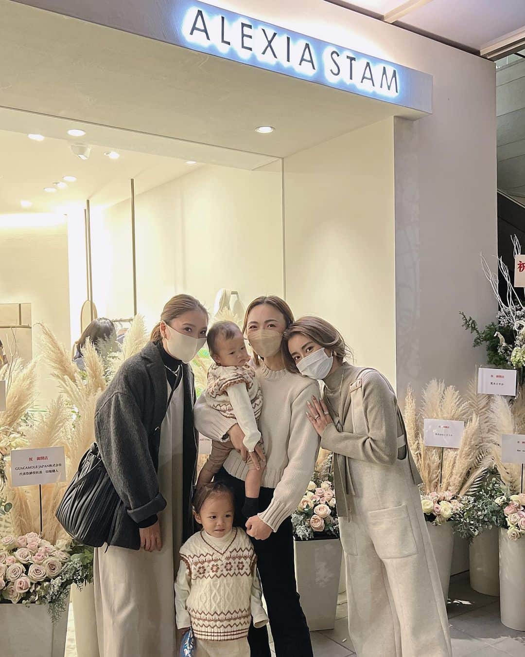 里見茜さんのインスタグラム写真 - (里見茜Instagram)「@alexiastam_official グランドオープン✨  長女はずっとここのポジションでジュエリーBOXを眺めてました💎  リボン付きのシュシュも可愛かったな〜☺️  またすぐ遊びに行くね♡  みっちゃん、おめでと🤍🤍🤍  #alexiastam #grandopening」11月16日 14時28分 - satomiakane
