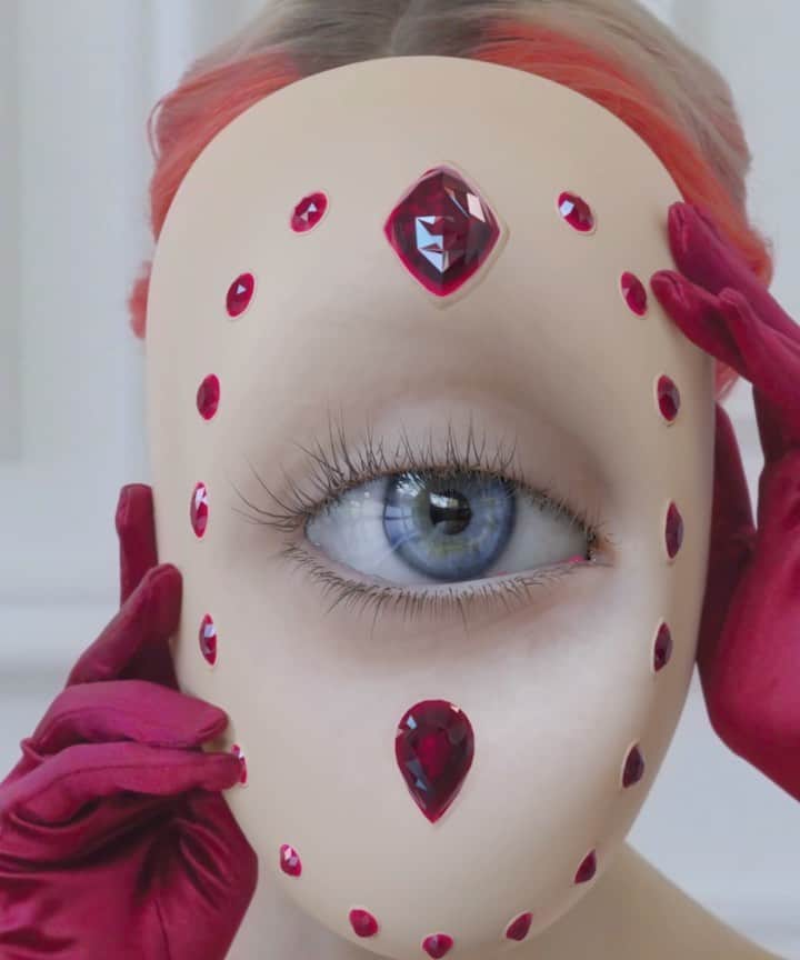 エリーナ・シェンドリンのインスタグラム：「A special ritual of berry picking, a beauty that can only fit in the new Raspberry-Bramble  #advertising」
