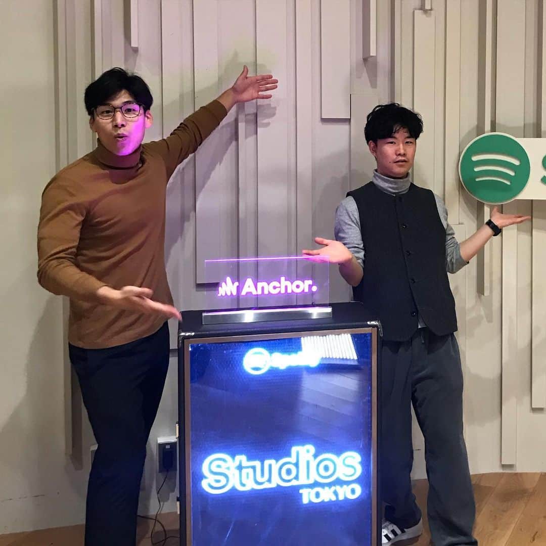 ケビンのインスタグラム：「Spotifyさんのスタジオにお邪魔しましたー！山ちゃんとポーズが揃わず笑 #spotify #anchor #podcast」