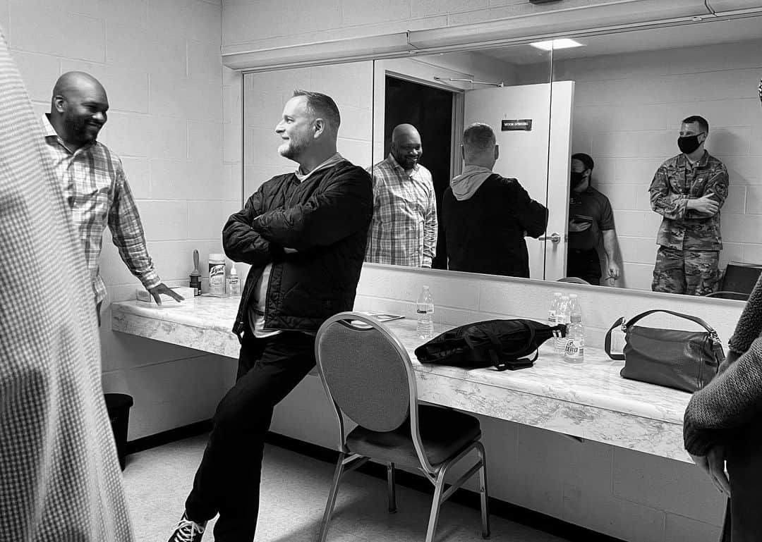 デイブ・クーリエのインスタグラム：「Laughs backstage with @acomicnamedwalt @bealeafb on our US Air Force Standup Tour @usairforce #standup #standupcomedy #cutitout #usaf  • PC @melissacoulier 📸」