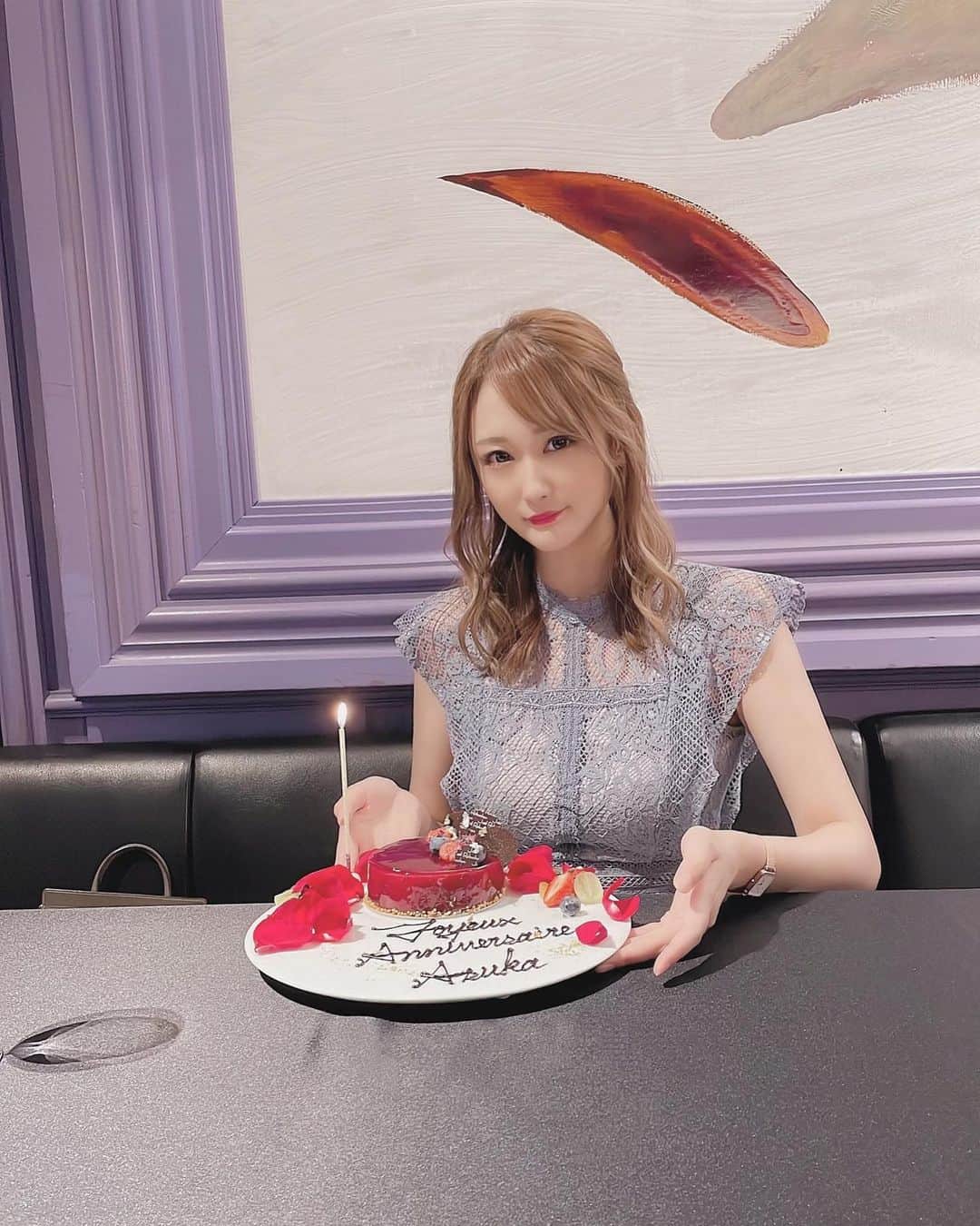 のインスタグラム：「お持ち帰りしたbirthdaycake🎂🍇 可愛すぎる😍 ローソクの火🕯🤍消そうとしたら消されたけどw😂  毎年誕生日が終わったらあっという間に年末→お正月😂  .  #birthdaycake#🎂 #恵比寿#フレンチ #ワンピース#MERCURYDUO」